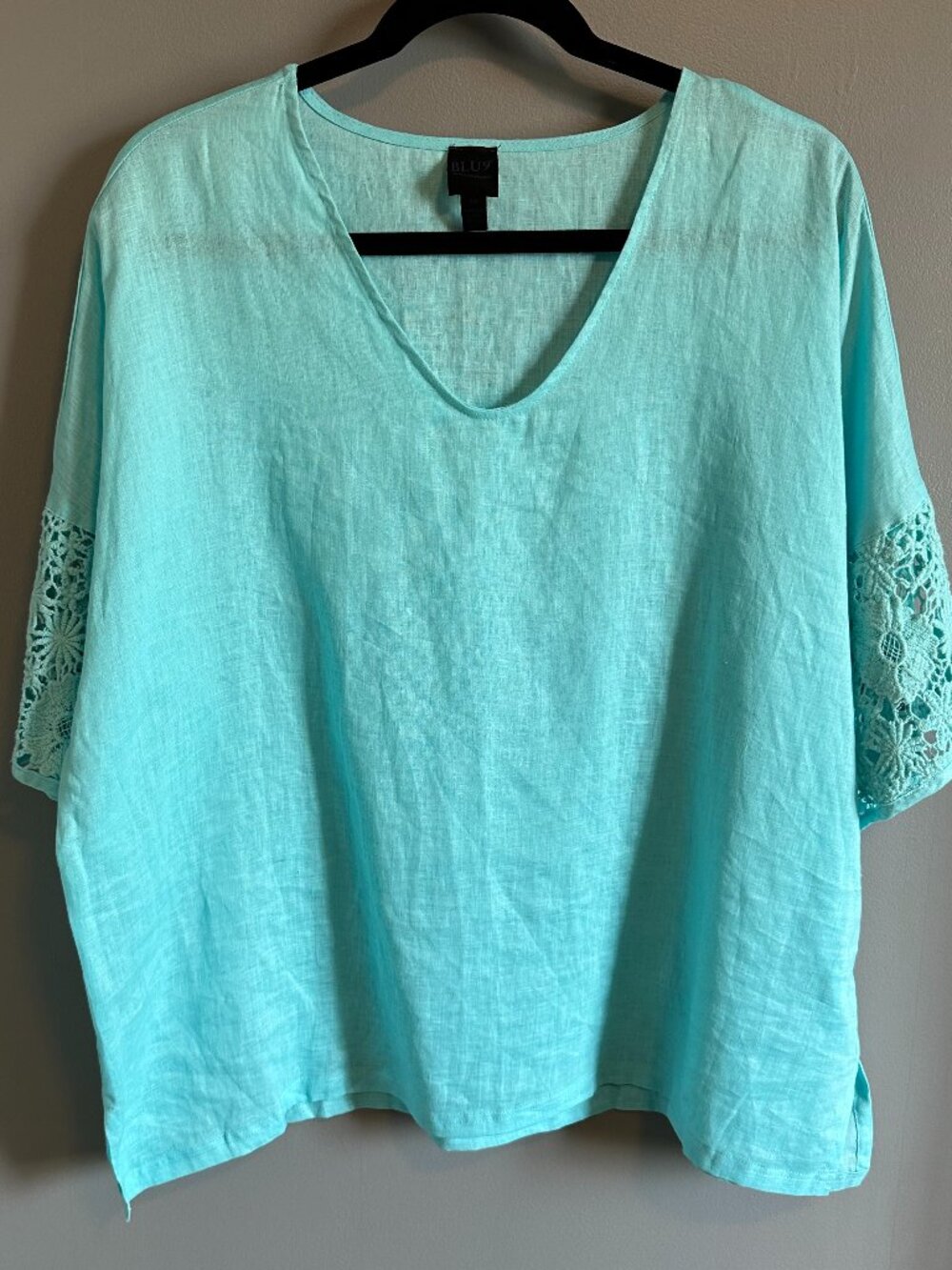 BLU9 Turquoise Linen top with crochet sleeve detail Women's M Like New